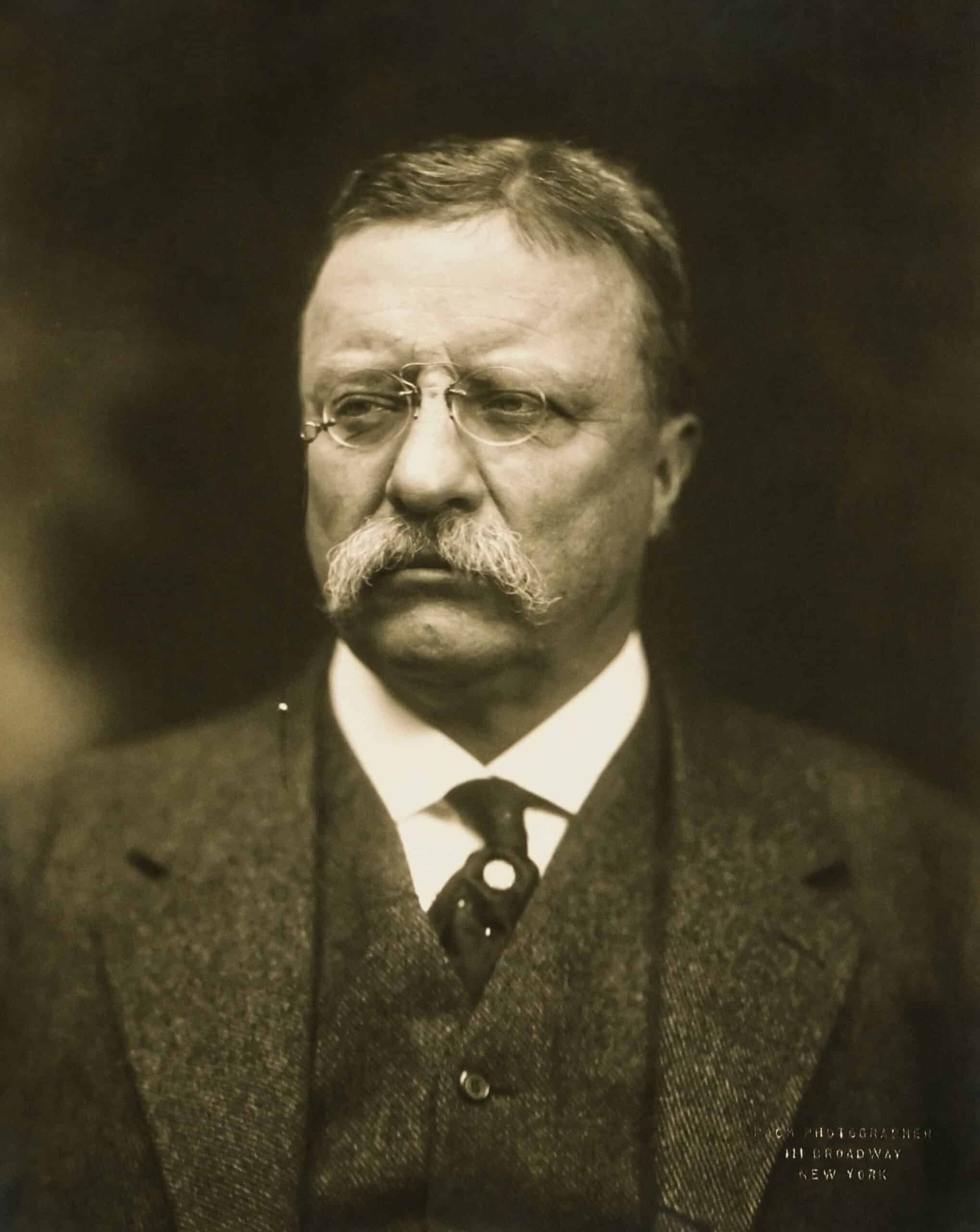 Yhdysvaltain presidentti Theodore Roosevelt nenälaseineen