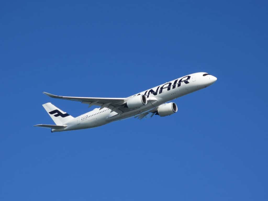 Finnairin Aibus-lentokone ilmassa