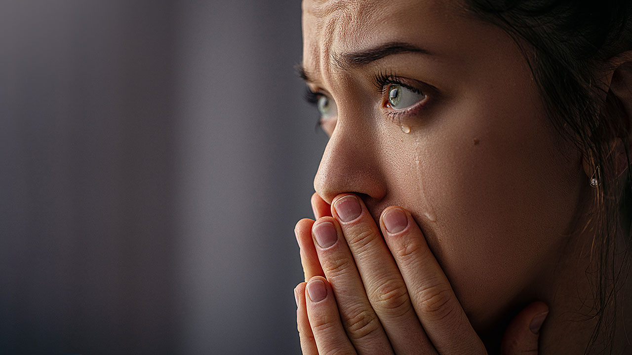 Itkun voivat aiheuttaa esimerkiksi suru, voimakas kipu, pettymys, suuttumus, liikutus, stressi tai ahdistus. Se ei vaikuta piilolinssien käyttöön.