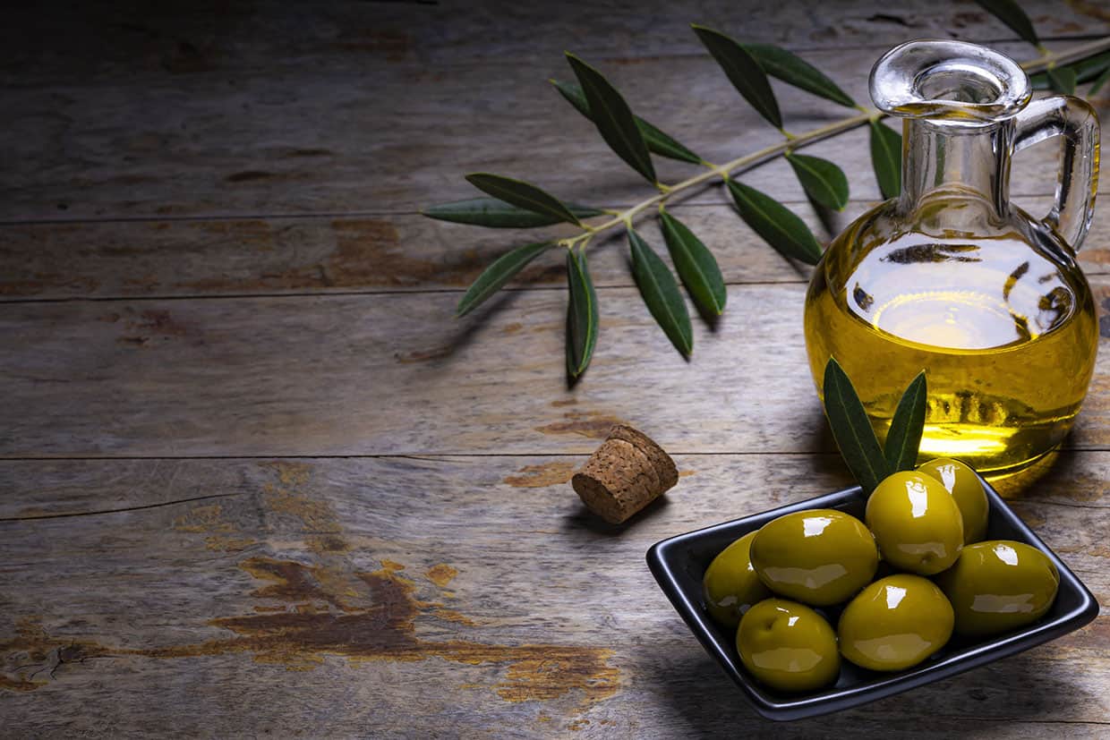 Oliiveja ja ekstraneitsyt-oliiviöljyä