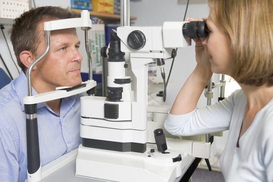 Näöntarkastus silmälääkärillä